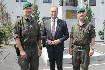 Bataillonkommandant, Oberst Christian Luipersbeck, Landesrat Dr. Leonhard Schneemann und Brigadier Mag. Christian Habersatter (v.l.) beim Gemeinschaftsfoto nach der Angelobung.