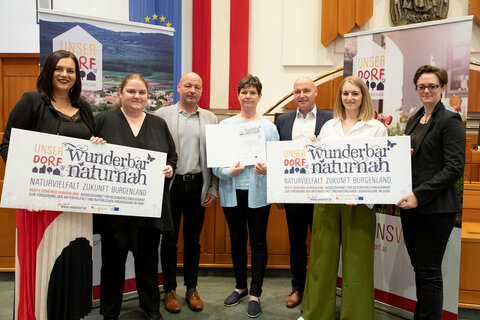 Landeshauptmann-Stellvertreterin Astrid Eisenkopf, Obfrau des Vereins UNSER DORF, mit Sarah Giefing (Weingraben), Bgm. Andreas Tremmel (Kobersdorf ), Vizebürgermeisterin Christa Eckhardt (Weingraben), Umweltgemeinderat Werner Tremmel (Neutal), Nicole Pauer (Markt St. Martin) und Marlene Hrabanek-Bunyai, Geschäftsführerin Verein UNSER DORF