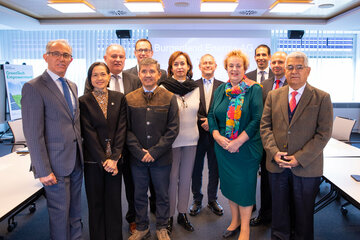 Landtagspräsidentin Verena Dunst mit Mag. Dr. Stephan Sharma, CEO Burgenland Energie und Rainhard Czerny, CFO Burgenland Energie mit den BotschafterInnen