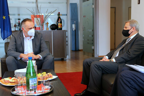 Landeshauptmann Mag. Hans Peter Doskozil im Gespräch mit EU-Kommissar Dr. Johannes Hahn