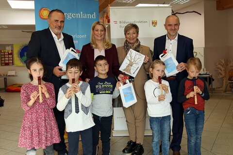 Landeshauptmann Hans Peter Doskozil, Bildungslandesrätin Daniela Winkler, Mattersburgs Bürgermeisterin Claudia Schlager und Bildungsdirektor Heinz Josef Zitz (v.l.) übergaben Schülerinnen und Schülern der Volksschule Mattersburg ihre Blockflöten.