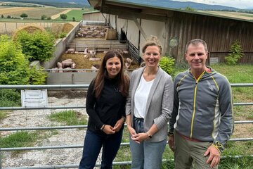 Landeshauptmann-Stellvertreterin Anja Haider-Wallner mit Julia Prünner und Vater Christian Prünner.