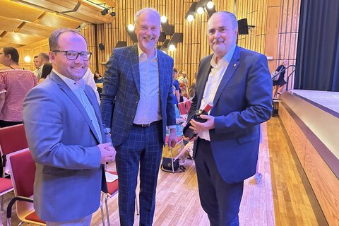 Landeshauptmann Hans Peter Doskozil (r.) mit SOS Kinderdorf-Leiter Marek Zeliska (l.) und Schulleiter Günter Hochwarter (Mitte).