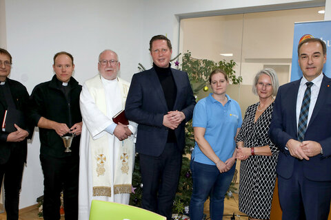 Soziallandesrat Dr. Leonhard Schneemann und Bürgermeister Thomas Hoffmann (Mitte) bei der feierlichen Eröffnung des Stützpunktes mit BuP-Geschäftsführerin DGKP Susanne Ursli, MSc, (2.v.r.) Cornelia Pusitz, Teamleitung Stützpunkt Schattendorf (3.v.r.), Pfarrer Mag. Josef Giefing (3.v.l.), Pfarrvikar Mag. Lic. Thomas Ackermann (2.v.l.) und Pfarrer Mag. Jakob Kruse (l.), Evangelische Pfarrgemeinde A.B Loipersbach