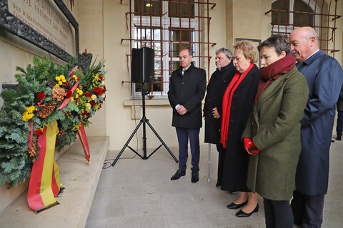 Feierliche Kranzniederlegung vor dem Landhaus im Gedenken an die Opfer des Krieges und des Faschismus. V.l.: LR Dr. Leonhard Schneemann, Franz Maldet, Präsidiumsmitglied des Kriegsopfer- und Behindertenverbandes für Wien, Niederösterreich und Burgenland, Landtagspräsidentin Verena Dunst, Mag.a Gabi Tremmel-Yakali, Landesvorsitzende des Bundes Sozialdemokratischen FreiheitskämpferInnen, Opfer des Faschismus und aktiver AntifaschistInnen, DI Otto Prieler, ÖVP Kameradschaft der politisch Verfolgten und Bekenner für Österreich Landesverband Burgenland