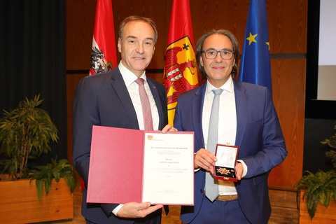 Landesrat Dr. Leonhard Schneemann überreichte Kommerzialrat Jochen Joachims (Firma Braun, Lockenhaus) das Große Goldene Ehrenzeichen des Landes Burgenland.
