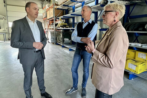 Wirtschaftslandesrat Dr. Leonhard Schneemann besuchte anlässlich des 25-jährigen Bestandsjubiläums die Spenglerei Reiter in Pinkafeld.