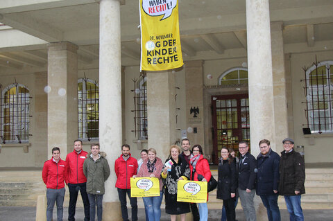 Landtagspräsidentin Verena Dunst hat gemeinsam mit Klubobmann Géza Molnár und LAbg. Wolfgang Spitzmüller Mitglieder des Landes-Jugend-Forum vor dem Landhaus in Eisenstadt in Empfang genommen und im Rahmen dieser Veranstaltung die Flagge "Kinder haben Rechte" gehisst.