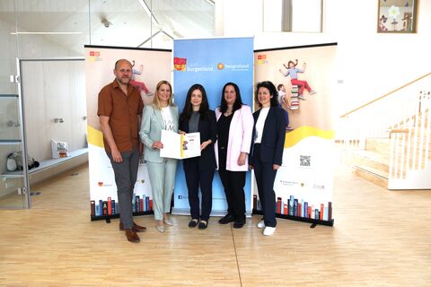 Bildungslandesrätin Daniela Winkler, Daniel Karacsonyi, Projektkoordinator und Christine Schlaffer, SQM für Oberpullendorf bei der Übergabe des Lesegütesiegels.