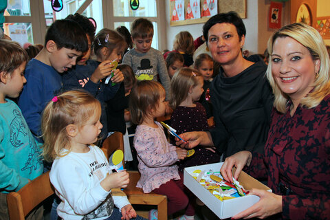Günter Schmidt, Bürgermeister Marktgemeinde Rohrbach, Landesrätin Mag.a (FH) Daniela Winkler, Franz Handler, Geschäftsführer des Verbandes der Naturparke Österreichs, Ulrike Schmidt, Leiterin Kindergarten Marktgemeinde Rohrbach, und Bürgermeister Kurt Fischer, Obmann Naturpark Rosalia-Kogelberg, mit Kindern des „Naturpark-Kindergartens“ der Marktgemeinde Rohrbach bei Mattersburg