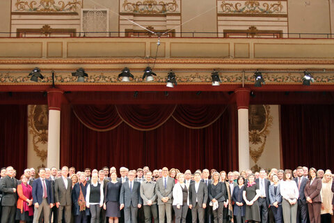 Landeshauptmann Hans Niessl mit den Teilnehmern der OSZE-Botschafterklausur im Schloss Esterhazy in Eisenstadt 