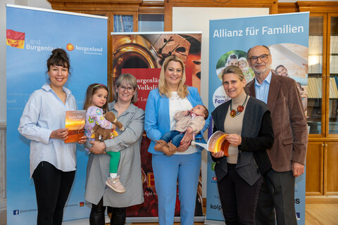 Gruppenbild anlässlich der Pressekonferenz „Woche der Familie“mit (v.l.n.r) Ljubica Csenar (Musikpädagogin), Daniela Reisinger mit Kindern (Mutter), Landesrätin Mag. (FH) Daniela Winkler, Dr. Katharina Pecher-Havers (Musikwissenschaftlerin), Dr. Sepp Gmasz (Vorsitzender der Allianz für Familien).