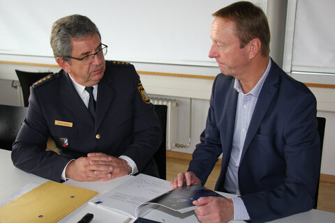 Landeshauptmann-Stellvertreter Tschürtz im Gespräch mit Robert Hausmann, Leitender Polizeidirektor des Polizeipräsidiums Oberpfalz
