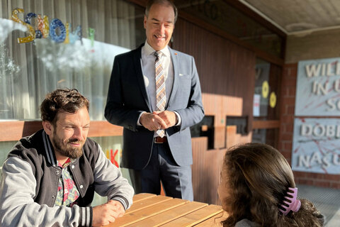 Schulsozialarbeiter Johann Peter Aufner, Schülerin Mira und Soziallandesrat Dr. Leonhard Schneemann