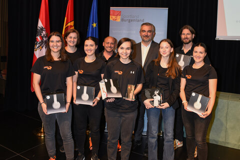Sportlandesrat Heinrich Dorner zeichnete die Damenmannschaft der ISV Tigers Stegersbach (Inline Skaterhockey) für den Sieg in der Masters-Bundesliga und dem Österreichischen Meistertitel aus