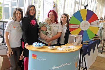 Landeshauptmann-Stellvertreterin Mag.a Astrid Eisenkopf (2.v.l.) mit Referatsleiterin Martina Knartz, BSc, MA, Carmen Barger und Sirian Wahrmann (alle Referat Frauen, Antidiskriminierung und Gleichbehandlung, Land Burgenland) (v.l.) beim 10. Frauenkunsthandwerksmarkt in Eisenstadt.