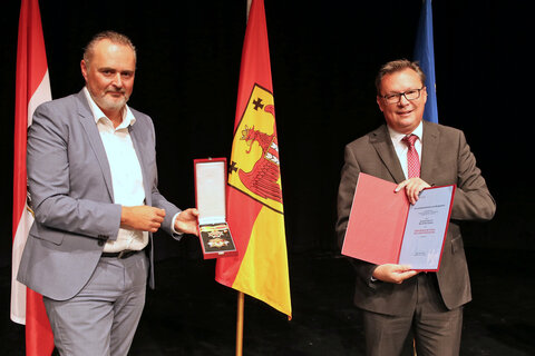 Landeshauptmann Hans Peter Doskozil zeichnete Bundesminister und Landesrat a.D. Mag. Norbert Darabos mit dem Komturkreuz mit Stern aus