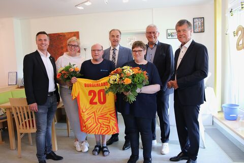 Mario Zagler, Generalsekretär Rettet das Kind Burgenland, Bereichsleiterin Margot Schlaffer, Klient Thomas, Soziallandesrat Leonhard Schneemann, Klientin Barbara, Bürgermeister Thomas Steiner und Präsident Peter Rezar.