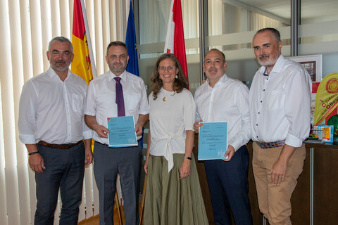 (v.l.) Landesrat Heinrich Dorner, Abteilungsvorstand Bernhard Wappel, Landeshauptmann-Stellvertreterin Anja Haider-Wallner, Abteilungsvorstand Wolfgang Heckenast, Landeshauptmann Hans Peter Doskozil. Das Dekret für Nicolas Knotzer wird zu einem späteren Zeitpunkt übergeben, er konnte aus terminlichen Gründen nicht an der heutigen Übergabe teilnehmen.