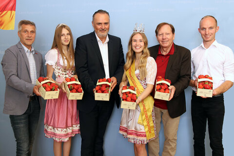 Eine Delegation der Marktgemeinde Wiesen mit der Österreichischen Erdbeerkönigin Antonia I., Erdbeerprinzessin Jessica und Bürgermeister Matthias Weghofer an der Spitze überbrachte LH Hans Peter Doskozil Erdbeeren aus der Genussregion „Wiesener Ananas-Erdbeeren"