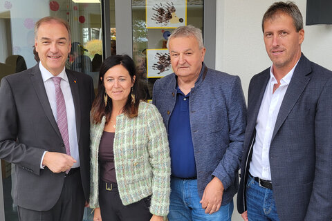 Landesrat Dr. Leonhard Schneemann (l.) eröffnete gemeinsam mit Bürgermeister Mag. Otto Horvath (2.v.r.), Vizebürgermeister Bernd Kremsner (r.) und Kindergartenleiterin Natalie Hirmann (2.v.l.) die neue Kinderkrippe in St. Michael.