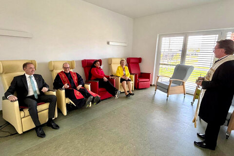 Landesrat Dr. Leonhard Schneemann, Volkshilfe-Burgenland-Präsidentin Verena Dunst und Deutsch Jahrndorfs Bürgermeister LAbg. Gerhard Bachmann bei der Eröffnung des Pflegestützpunktes Deutsch Jahrndorf.