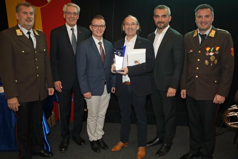 Landesfeuerwehrkommandant Alois Kögl (l.), Wirtschaftskammer-Vizepräsident Paul Kraill (2.v.l.), Landtagsabgeordneter Geza Molnar (3.v.l.) und Landesrat Heinrich Dorner (2.v.l.) mit Geschäftsführer Günter Rucker (3.v.r.).