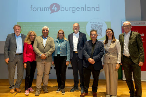 Bildungsdirektor Alfred Lehner, Eva Gröstenberger, Vizerektorin für Lehre, Mehrsprachigkeit und Internationalisierung an der PPH Burgenland, Attila Somogyi, Vorsitzender des Volksgruppenbeirats für die ungarische Volksgruppe, Bildungslandesrätin Daniela Winkler, Josef Buranits, Präsident des Kroatischen Kulturvereins im Burgenland, Emmerich Gärtner-Horvath, Vorsitzender des Volksgruppenbeirats der Roma, Sabine Weisz, Rektorin der PPH Burgenland, und Herbert Gabriel, Vizerektor für Forschung und Hochschulentwicklung an der PPH Burgenland. Bildquelle: Büro LRin Winkler/ Novak