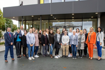 Bildungslandesrätin Mag.a (FH) Daniela Winkler mit BAfEP-Direktor Herwig Wallner (ganz links) und Teilnehmerinnen und Teilnehmern des neuen Kolleg-Lehrganges für Elementarpädagogik