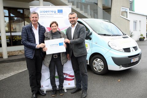 Landtagsabgeordneter Ewald Schnecker, Landesrat Heinrich Dorner, Bürgermeister Helmut Sampt (Minihof Liebau) (hinten, stehend v.l.), Bürgermeisterin Andrea Reichl (Deutsch Kaltenbrunn), Tina Wurm (Mobilitätszentrale Burgenland) und Bürgermeister Eduard Zach (Heiligenkreuz) (sitzend v.l.) ließen sich mit dem Taxi von Gaby Schaffer zum Gemeindeamt nach Deutsch Kaltenbrunn chauffieren.