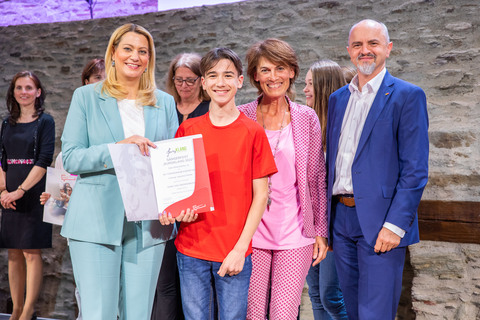 Bildungslandesrätin Mag.a (FH) Daniela Winkler und Bildungsdirektor Mag. Heinz Josef Zitz mit dem Chor der 2.C der MS Theresianum