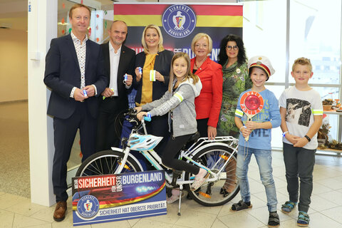 Landeshauptmann-Stellvertreter Johann Tschürtz, Bildungsdirektor Heinz Josef Zitz, Landesrätin Daniela Winkler, Mattersburgs Bürgermeisterin Ingrid Salamon und Direktorin Rafaela Strauß mit Alena, Leo und Fino (v.l.).