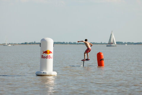 Das See Opening 2025 im Burgenland hat einmal mehr seine Bedeutung als Saisonauftakt unter Beweis gestellt. Trotz durchwachsenen Wetters am ersten Wochenende und eines verregneten Sonntags zum Abschluss genossen heuer wieder mehr als 45.000Besucher:innen das vielfältige Programm und die einzigartigen Kulissen des Neusiedler Sees und Neufelder Sees.