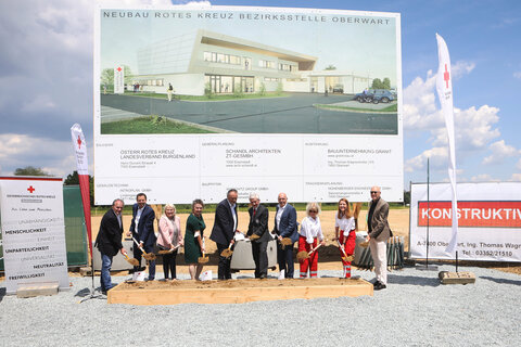 Spatenstich mit Landeshauptmann Hans Peter Doskozil (4.v.l.), Rotes Kreuz-Präsidentin Friederike Pirringer (3.v.r.), Oberwarts Bürgermeister, 2. Landtagspräsident Georg Rosner (4.v.r.) sowie den Bürgermeisterinnen Klara Liszt (3.v.l.) und Renate Habetler (4.v.l.) sowie Mitarbeitern des Roten Kreuzes und des Bauunternehmens Granit