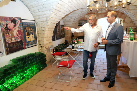 Norbert Blecha (links im Bild) und Landesrat Schneemann beim Betrachten von Filmsujets während einer Kellerführung anlässlich des Eröffnungsfests.
