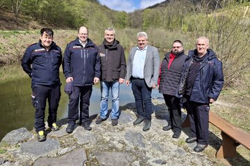 Landesrat Heinrich Dorner überzeugte sich vor Ort bei der Übung „ForestFire“ am Kalten Bründl von der engen Abstimmung der Einsatzkräfte beider Länder zur effektiven Bekämpfung von Vegetationsbränden.
