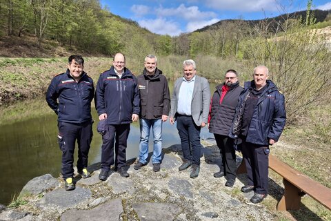 Landesrat Heinrich Dorner überzeugte sich vor Ort bei der Übung „ForestFire“ am Kalten Bründl von der engen Abstimmung der Einsatzkräfte beider Länder zur effektiven Bekämpfung von Vegetationsbränden.