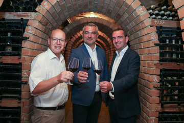 Der für den Ausschuss der Regionen (AdR) zuständige Landesrat Heinrich Dorner präsentierte gemeinsam mit dem Präsidenten des Weinbauverbands Burgenland, Andreas Liegenfeld, und Wein Burgenland Obmann Herbert Oschep die Initiative des Burgenlandes für die Weinwirtschaft auf europäischer Ebene