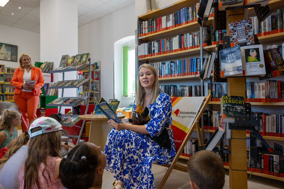 Jugendbuchautorin Sonja Kaiblinger liest aus ihrem Buch „Vincent flattert ins Abenteuer“ (© Christoph Novak)