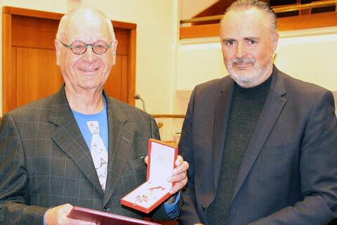 Das Goldene Ehrenzeichen für Peter Kotauczek