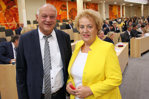 LT-Präsidentin Verena Dunst mit LAbg. Wolfgang Sodl bei der Enquete des Bundesrates zum Thema „Nah an den Menschen. Bereit für die Zukunft. - Chancen der Dezentralisierung“ in der Hofburg in Wien