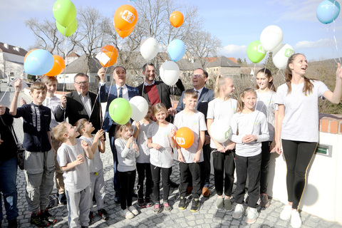 Landesrat Dr. Leonhard Schneemann, Mag. Marek Zelsika, Mag. Norbert Darabos und Mag. Moritz Ehrmann ließen gemeinsam mit den ukrainischen Kindern Luftballons mit Grußbotschaften und Wünschen darauf in die Luft steigen.