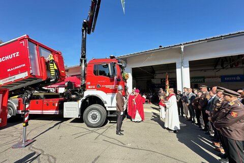 Landesrat Dr. Leonhard Schneemann beim Festakt zur Segnung und Übergabe des Wechselladerfahrzeuges mit Kran für die Freiwillige Feuerwehr Jennersdorf.