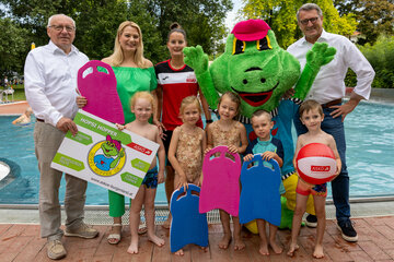 Landesrätin Winkler beim Schwimmkurs in Gols