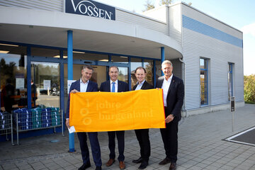 Landesrat Dr. Leonhard Schneemann (2.v.l.) mit dem Landtagsabgeordneten Ewald Schnecker (r.) sowie den Vossen-Geschäftsführern Marc Thamm (l.) und Paul Mohr (2.v.r.).