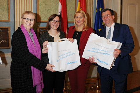 (v.l.) Pfarrerin Ingrid Tschank, Jennifer Jakob, Vizerektorin an der Kirchlichen Pädagogischen Hochschule Wien/Krems, Landesrätin Daniela Winkler und Herwig Wallner, Superintendentialkuratorin-Stellvertreter Süd, beim Empfang anlässlich der Synode der Evangelischen Kirche Österreichs in Eisenstadt.