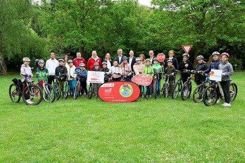 Landesrat Heinrich Dorner präsentiert die Förderung von Radfahrkurse an burgenländischen Volksschulen