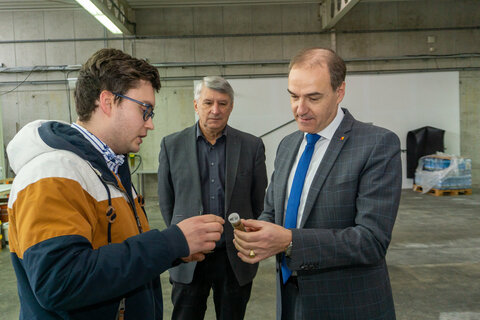 Wirtschaftslandesrat Dr. Leonhard Schneemann besuchte das junge Unternehmen Güssinger Garnelen. Dabei führte Schneemann interessante Gespräche mit Geschäftsführer Georg Ofner (Foto 1, v.l.).