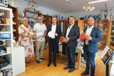 „Mein Laden“ in Mattersburg: Landesrat Leonhard Schneemann gratuliert dem neuen Vorsitzenden des Projekts, Martin Giefing, und dankt Inge Posch-Gruska für das große ehrenamtliche Engagement