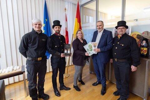 Eine Delegation der Rauchfangkehrer-Innung überbrachte Landeshauptmann Doskozil die traditionellen Neujahrswünsche: (v.l.n.r.) Rauchfangkehrer-Geselle Kai Grieer, Landesinnungsmeister Anton Zolles, Carola Semeliker (Wirtschaftskammer Burgenland, Sparte Gewerbe und Handwerk), Landeshauptmann Hans Peter Doskozil, Innungsmeister-Stellvertreter Roland Grieer.